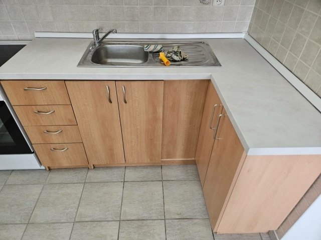 Renovovaná kuchyňská linka — pohled